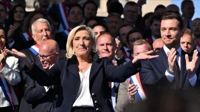 Fransa'da yolsuzluktan suçlu bulunan Le Pen'e destek gösterisi düzenlendi