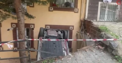 Fren Yerine Gaza Basan Sürücü Apartman Bahçesine Daldı: 1 Yaralı