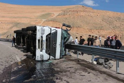 Freni boşalan tır devrildi: 1 yaralı