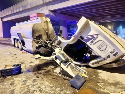 Freni patlayan arazöz otomobile ve üst geçit duvarına çarptı: 1 ölü, 1 yaralı