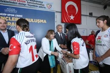  GAZİANTEP BÜYÜKŞEHİR’DEN NİZİP SPOR LİSESİ ÖĞRENCİLERİNE MALZEME YARDIMI