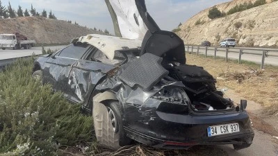 Gaziantep Kontrolden çıkan araç taklalar atarak refüje uçtu