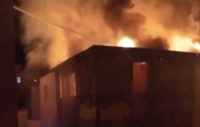 Gaziantep’te 4 katlı boş bina yandı: Kullanılamaz hale geldi