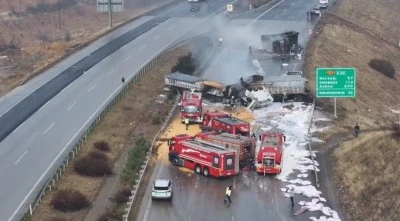 Gaziantep'te çarpışan 3 tırda yangın çıktı
