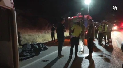 Gaziantep&rsquo;te Feci Kaza: Otomobil Midib&uuml;sle &Ccedil;arpıştı, 7 Kişi Hayatını Kaybetti