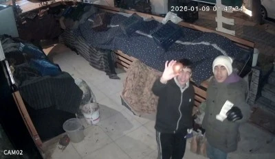 Gaziantep'te gen&ccedil;lerden duygulandıran &ouml;rnek davranış: Soğan aldılar, parasını kameraya g&ouml;sterip bıraktılar