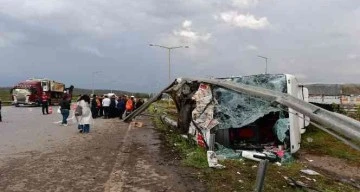 GAZİANTEP’TE YOLCU OTOBÜSÜ İLE TIR ÇARPIŞTI; 14 YARALI