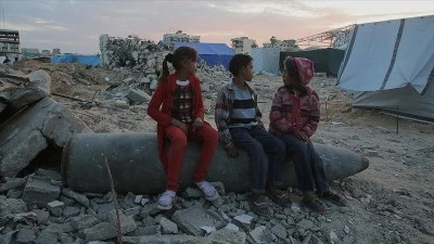 Gazze'de patlamamış bombaların ortasında yaşayan Filistinliler 