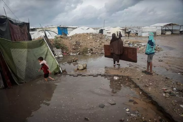 Gazze’de yağmur çadırları yıktı: Binlerce kişi açıkta kaldı