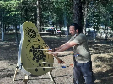 Gediz’de öğrencilere okçuluk eğitimi
