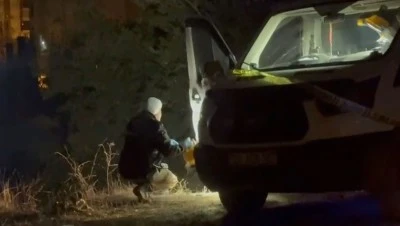 Gizemli &ouml;l&uuml;m: Ara&ccedil;ta bı&ccedil;aklanmış erkek cesedi bulundu