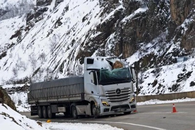 Gümüşhane’de tırın üzerine kaya düştü: Sürücü yaralandı