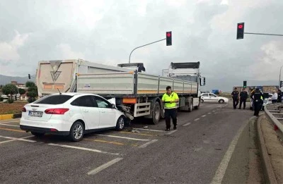 Işıkta bekleyen tıra çarpan otomobilin sürücüsü yaralandı