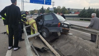 Direksiyon Hâkimiyetini Kaybetti, Araç Bariyerleri Parçaladı: 4 Yaralı