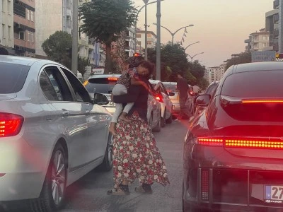 Kilis’te Trafik Işıklarında Çocuklarla Dilencilik