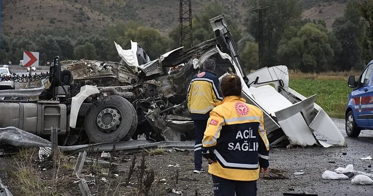 Yağmurlu yolda Otobüs ile TIR çarpıştı: 3’ü ağır 23 yaralı