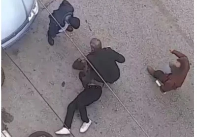 ‘Taciz’ iddiası aile dükkânı bastı, şüpheli meydanda dövüldü
