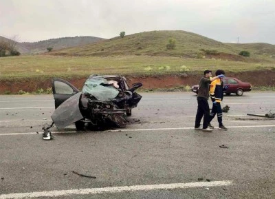 Hafif ticari araç ile otomobil çarpıştı: 2 ölü, 2 yaralı