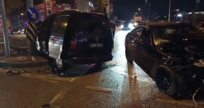 Hafif ticari araç ile otomobil çarpıştı: 3 yaralı