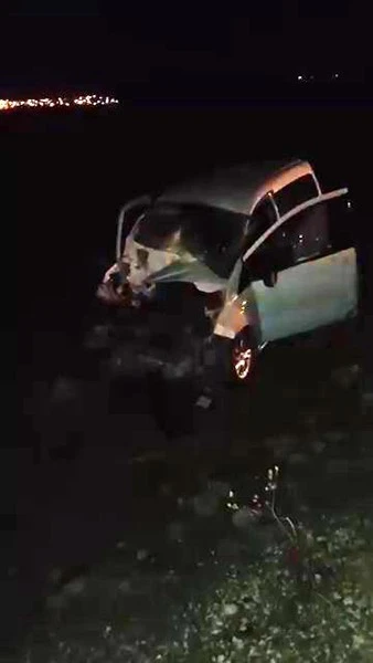 Hafif ticari araç ile traktör çarpıştı: 2 yaralı