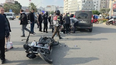 Hafif ticari araç motosiklete çarptı: 2 yaralı