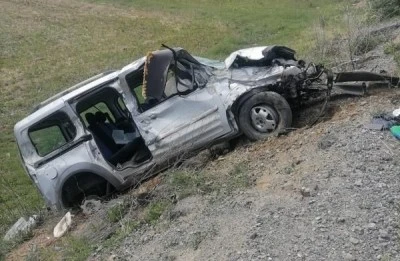 Hafif ticari araç şarampole uçtu: 1 ölü