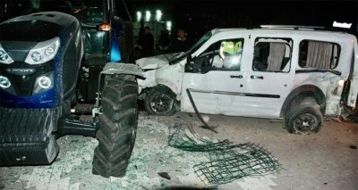 Hafif ticari araç traktöre çarptı: 1 ölü