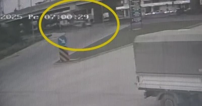 Hafif ticari aracın çarptığı yaya metrelerce savruldu