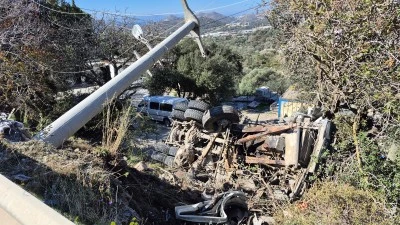 Hafriyat kamyonu şarampole devrildi: Sürücü kurtarıldı