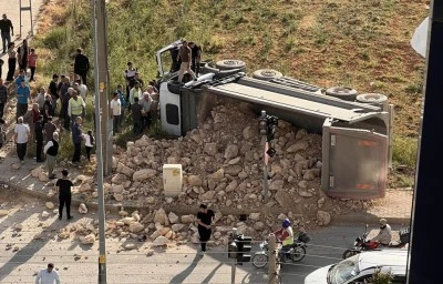Hafriyat yüklü kamyon devrildi