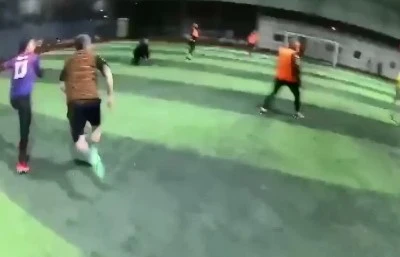 Halı sahanın &ccedil;atısı &ccedil;&ouml;kt&uuml;, futbolcular saniyelerle kurtuldu