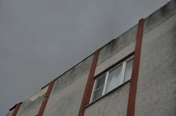 Hasarlı Bina ve İşyerleri Tehlike Arz Ediyor