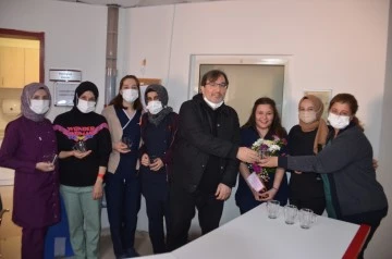 HASTANE PERSONELİNE ÇİÇEK VE KUPA BARDAĞI