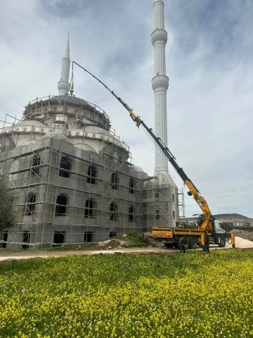 Hayırsever İş Adamı Ömer Beyaz'ın yaptıracağı cami’nin ana kubbesine alemi konuldu