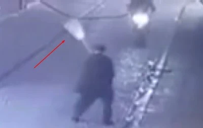 Hız yapan motosikletliye süpürgeyle tepki gösteren yaşlı adam darbedildi