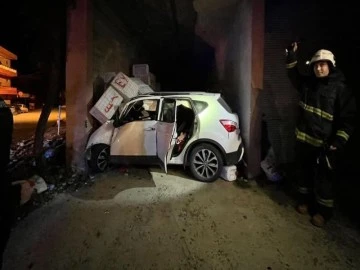 Hızını alamayan otomobil evin deposuna daldı