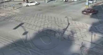 Hızla savrulan otomobilin altında kalmaktan son anda kurtuldular