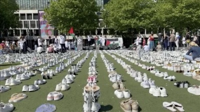 Hollanda'da, İsrail saldırılarında ölen sağlık çalışanları için 1400 çift beyaz ayakkabı bırakıldı