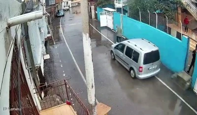 Husumetlisini hafif ticari araçla ezmeye çalıştı