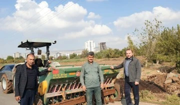 İBRAHİM KARA HUBUBAT EKİMİNE BAŞLAYAN ÇİFTÇİLERİ ZİYARET ETTİ