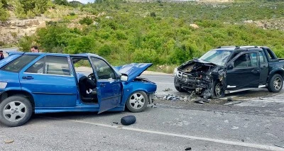 İki araç çarpıştı: 1 ölü, 2 yaralı