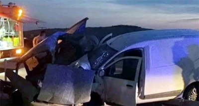İki araç kafa kafaya çarpıştı: 1 ölü, 2 yaralı