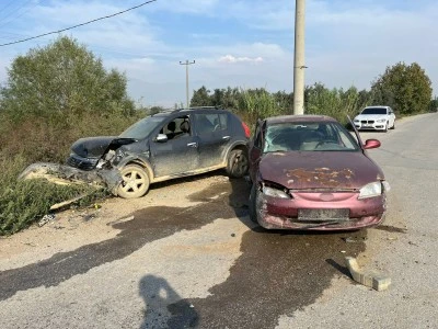 İki araç kafa kafaya çarpıştı: 2 yaralı