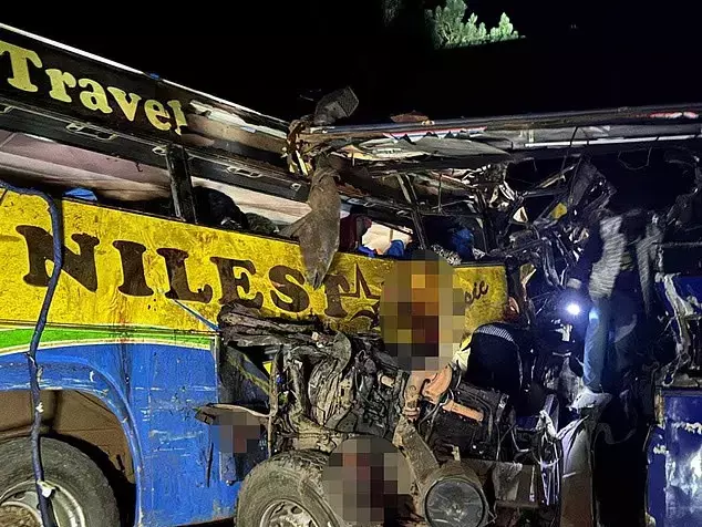 İki otobüs kafa kafaya çarpıştı: En az 63 ölü, onlarca yaralı