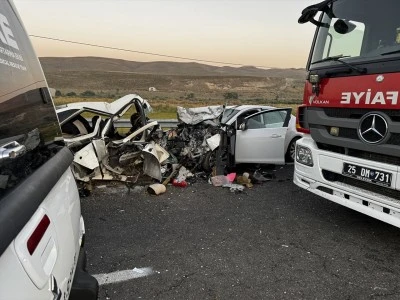 İki otomobil çarpıştı: 4 ölü, 4 yaralı 