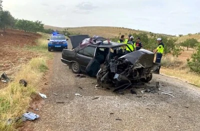 İki otomobil kafa kafaya çarpıştı: 1’i ağır 8 yaralı