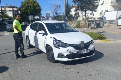 İki otomobil kavşakta çarpıştı: 1 yaralı