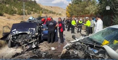 İki otomobilin karıştığı kazada sürücülerden biri öldü diğer ağır yaralandı