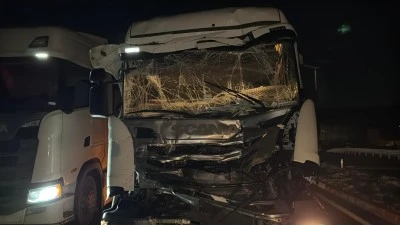 İki tır ve otomobilin çarpıştığı kazada faciadan dönüldü: 1 yaralı