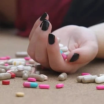 İlaç içerek zehirlenerek kadının hayati tehlikesi sürüyor